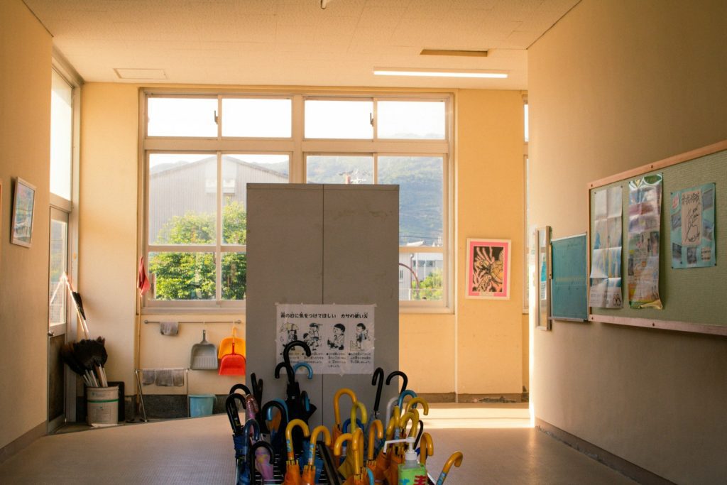 Ein Raum mit einem Haufen Regenschirme darin