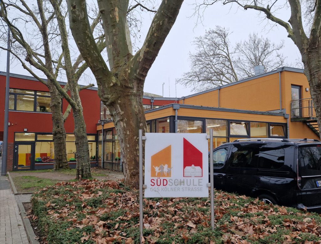 Südschule, Aussicht von der Strasse