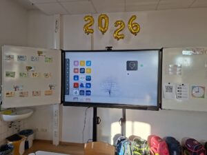 Digitale Tafel im Klassenraum mit geöffneter App-Übersicht und seitlichen Whiteboards