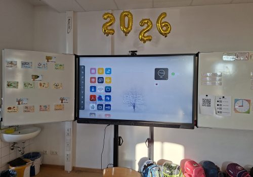 Digitale Tafel im Klassenraum mit geöffneter App-Übersicht und seitlichen Whiteboards